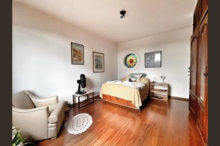 Casa à venda com 250m², 4 quartos e 4 vagas Casa à venda com 250m², 4 quartos e 4 vagasSuíte