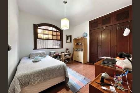 Casa à venda com 250m², 4 quartos e 4 vagas Casa à venda com 250m², 4 quartos e 4 vagasQuarto1