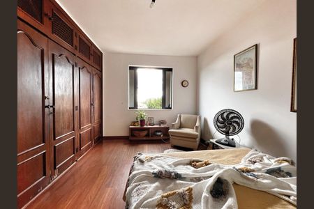 Casa à venda com 250m², 4 quartos e 4 vagas Casa à venda com 250m², 4 quartos e 4 vagasSuíte