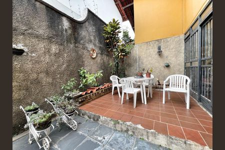 Casa à venda com 250m², 4 quartos e 4 vagas Casa à venda com 250m², 4 quartos e 4 vagasÁrea comum