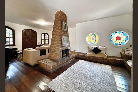 Casa à venda com 250m², 4 quartos e 4 vagas Casa à venda com 250m², 4 quartos e 4 vagasSala