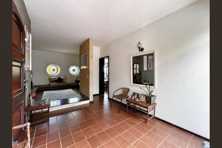 Casa à venda com 250m², 4 quartos e 4 vagas Casa à venda com 250m², 4 quartos e 4 vagasSala