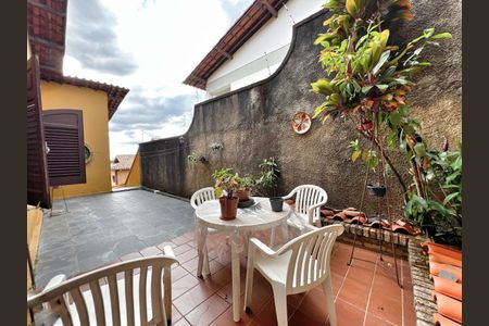 Casa à venda com 250m², 4 quartos e 4 vagas Casa à venda com 250m², 4 quartos e 4 vagasÁrea comum