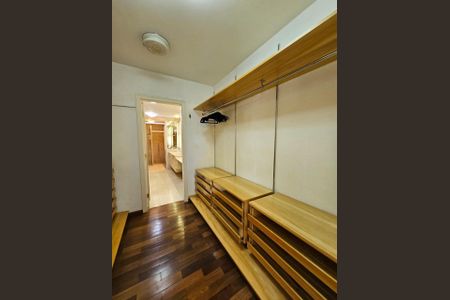 Casa de condomínio à venda com 589m², 4 quartos e 4 vagas