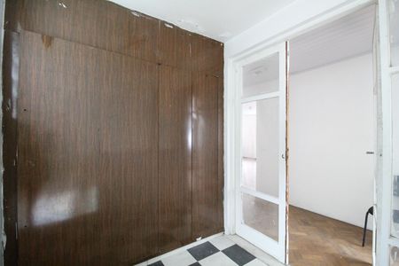 Casa à venda com 523m², 4 quartos e 2 vagasArmário na escada que guarda encanamento e rede elétrica 