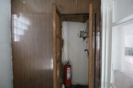 Casa à venda com 523m², 4 quartos e 2 vagasArmário na escada que guarda encanamento e rede elétrica