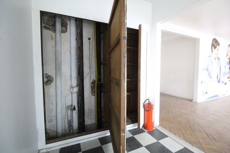 Casa à venda com 523m², 4 quartos e 2 vagasArmário na escada que guarda encanamento e rede elétrica