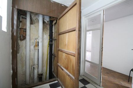 Casa à venda com 523m², 4 quartos e 2 vagasArmário na escada que guarda encanamento e rede elétrica