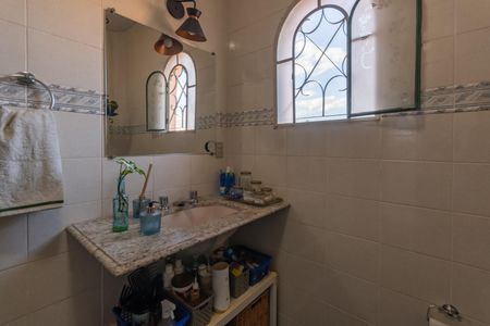 Casa à venda com 313m², 5 quartos e 2 vagas Casa à venda com 313m², 5 quartos e 2 vagasBanheiro Social 1