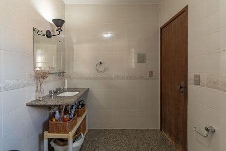 Casa à venda com 313m², 5 quartos e 2 vagas Casa à venda com 313m², 5 quartos e 2 vagasBanheiro Suíte