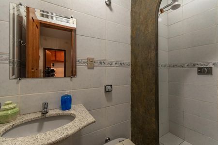 Casa à venda com 313m², 5 quartos e 2 vagas Casa à venda com 313m², 5 quartos e 2 vagasBanheiro de Serviço