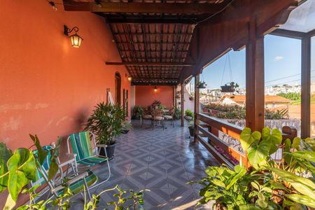 Casa à venda com 313m², 5 quartos e 2 vagas Casa à venda com 313m², 5 quartos e 2 vagasVaranda/Sala