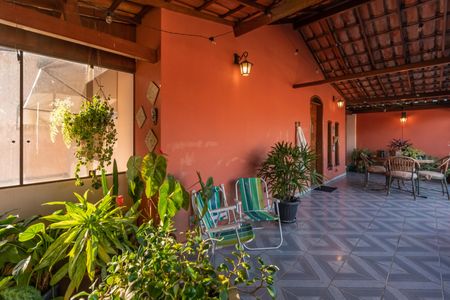 Casa à venda com 313m², 5 quartos e 2 vagas Casa à venda com 313m², 5 quartos e 2 vagasVaranda/Sala