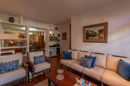 Casa à venda com 313m², 5 quartos e 2 vagas Casa à venda com 313m², 5 quartos e 2 vagasSala 1