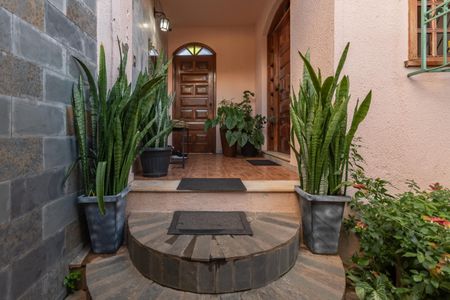 Casa à venda com 313m², 5 quartos e 2 vagas Casa à venda com 313m², 5 quartos e 2 vagasEntrada