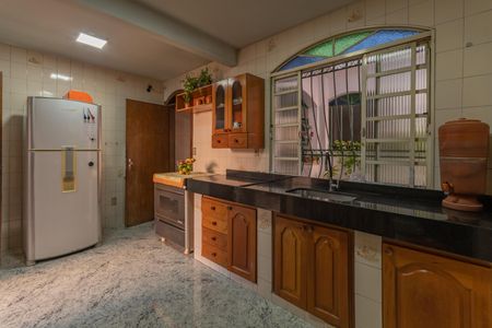 Casa à venda com 313m², 5 quartos e 2 vagas Casa à venda com 313m², 5 quartos e 2 vagasCozinha