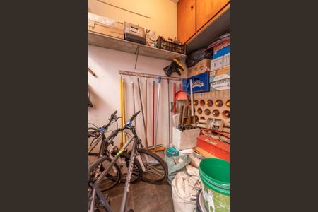 Casa à venda com 313m², 5 quartos e 2 vagas Casa à venda com 313m², 5 quartos e 2 vagasPorão