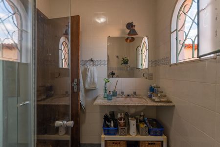 Casa à venda com 313m², 5 quartos e 2 vagas Casa à venda com 313m², 5 quartos e 2 vagasBanheiro Social 1