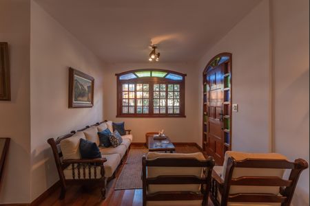 Casa à venda com 313m², 5 quartos e 2 vagas Casa à venda com 313m², 5 quartos e 2 vagasSala 1