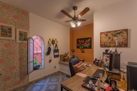 Casa à venda com 313m², 5 quartos e 2 vagas Casa à venda com 313m², 5 quartos e 2 vagasEscritório