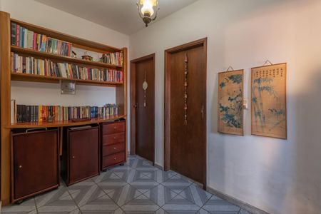 Casa à venda com 313m², 5 quartos e 2 vagas Casa à venda com 313m², 5 quartos e 2 vagasCorredor