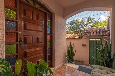 Casa à venda com 313m², 5 quartos e 2 vagas Casa à venda com 313m², 5 quartos e 2 vagasEntrada