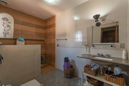 Casa à venda com 313m², 5 quartos e 2 vagas Casa à venda com 313m², 5 quartos e 2 vagasBanheiro Suíte