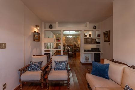 Casa à venda com 313m², 5 quartos e 2 vagas Casa à venda com 313m², 5 quartos e 2 vagasSala 1