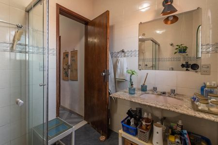 Casa à venda com 313m², 5 quartos e 2 vagas Casa à venda com 313m², 5 quartos e 2 vagasBanheiro Social 1