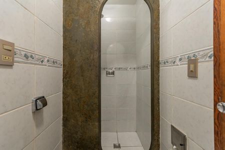 Casa à venda com 313m², 5 quartos e 2 vagas Casa à venda com 313m², 5 quartos e 2 vagasBanheiro de Serviço