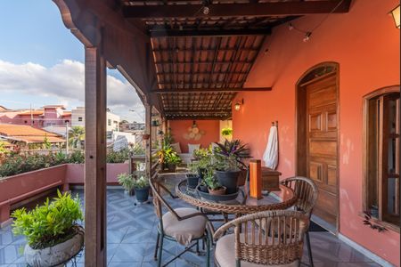 Casa à venda com 313m², 5 quartos e 2 vagas Casa à venda com 313m², 5 quartos e 2 vagasVaranda/Sala