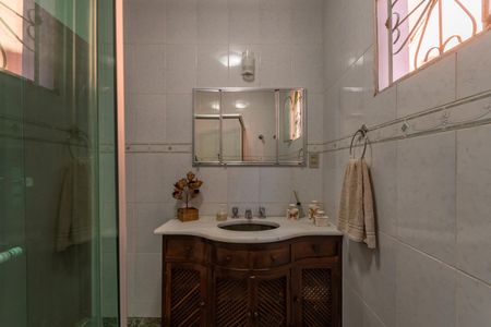 Casa à venda com 313m², 5 quartos e 2 vagas Casa à venda com 313m², 5 quartos e 2 vagasBanheiro Social 2