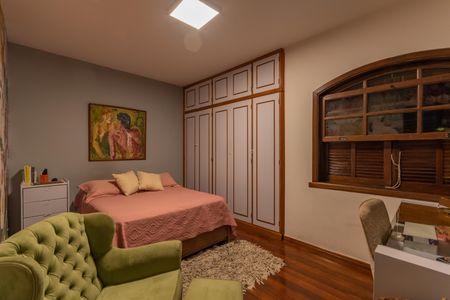 Casa à venda com 313m², 5 quartos e 2 vagas Casa à venda com 313m², 5 quartos e 2 vagasQuarto 1