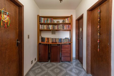 Casa à venda com 313m², 5 quartos e 2 vagas Casa à venda com 313m², 5 quartos e 2 vagasCorredor