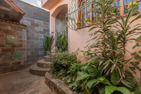 Casa à venda com 313m², 5 quartos e 2 vagas Casa à venda com 313m², 5 quartos e 2 vagasEntrada