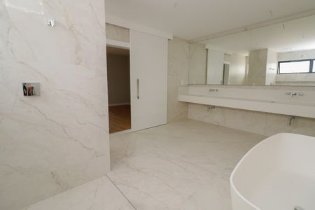 Casa de condomínio à venda com 600m², 5 quartos e 2 vagasBanheiro do Quarto 1