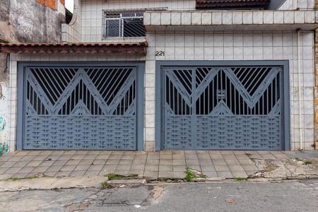 Casa para alugar com 390m², 3 quartos e 4 vagas Casa para alugar com 390m², 3 quartos e 4 vagasFachada