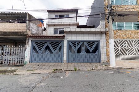 Casa para alugar com 390m², 3 quartos e 4 vagas Casa para alugar com 390m², 3 quartos e 4 vagasFachada