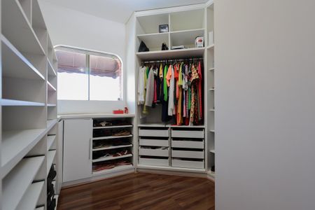 Casa à venda com 470m², 6 quartos e 8 vagasCloset da Suíte 1