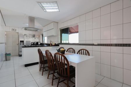 Casa à venda com 470m², 6 quartos e 8 vagasCopa e Cozinha