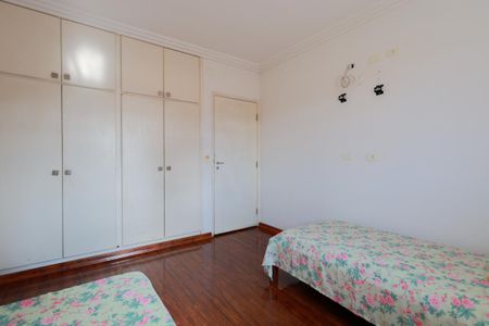 Casa à venda com 470m², 6 quartos e 8 vagasQuarto 1