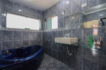 Casa à venda com 470m², 6 quartos e 8 vagasBanheiro da Suíte 1