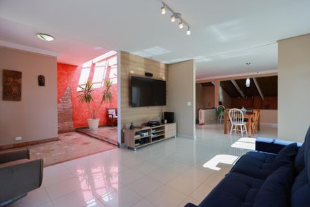 Casa à venda com 470m², 6 quartos e 8 vagasSala de TV