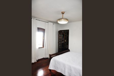 Casa à venda com 280m², 3 quartos e 2 vagasDetalhe - Quarto 01 com Closet e Suíte