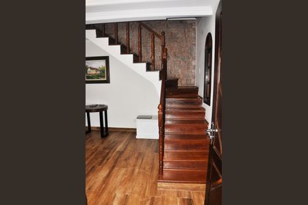 Casa à venda com 280m², 3 quartos e 2 vagasDetalhe - Escada Quartos