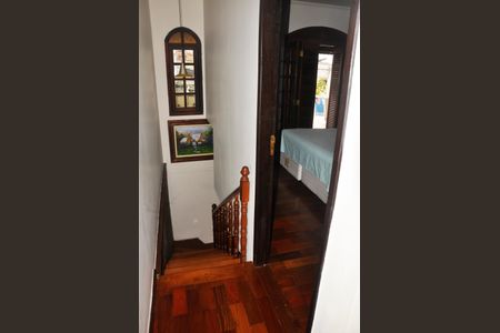 Casa à venda com 280m², 3 quartos e 2 vagasDetalhe - Escada Quartos