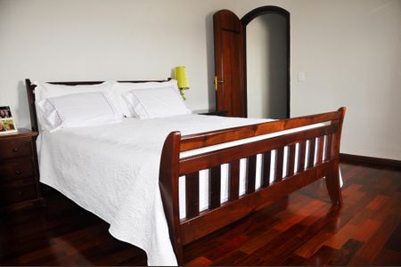 Casa à venda com 280m², 3 quartos e 2 vagasDetalhe - Quarto 01 com Closet e Suíte