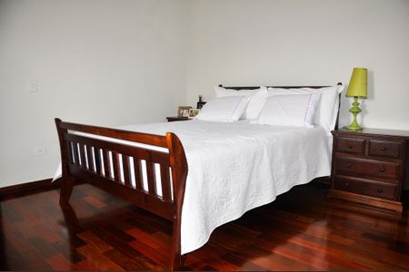 Casa à venda com 280m², 3 quartos e 2 vagasDetalhe - Quarto 01 com Closet e Suíte