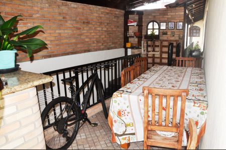 Casa à venda com 280m², 3 quartos e 2 vagasDetalhe - Varanda e Churrasqueira