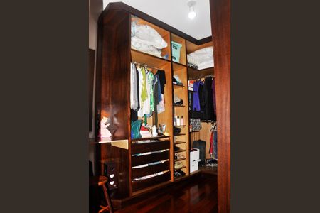 Casa à venda com 280m², 3 quartos e 2 vagasDetalhe - Closet